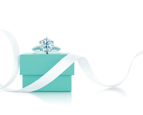 Tiffany & Co. 經典六爪鑲嵌鉑金鑽戒。